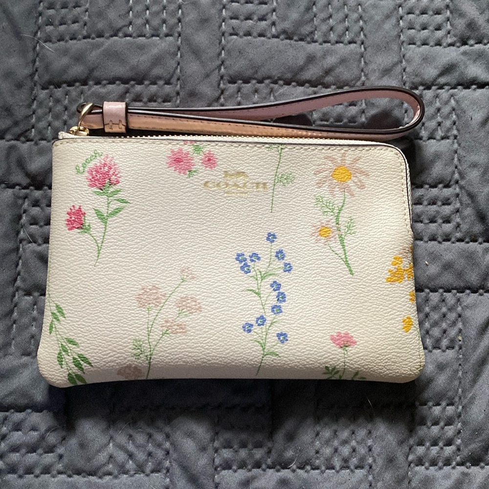 NWOT Coach Wristlet Wallet With Floral Print And Signature Logo White Pink
